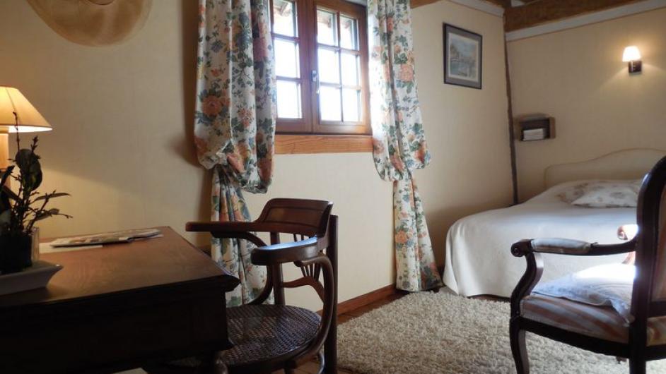 Chambres d'hôtes Le Manoir du Lieu Dey - chambre 2 à 4 personnes - lit double - salon - bureau - intérieur - Reux - Normandie - Calvados