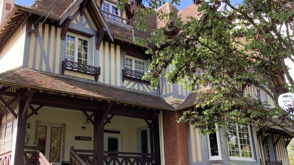 Chambres d'hôtes Il était une fois - façade - maison en colombages - maison normande - extérieur - allée - entrée - villa - Pont-l'Evêque - Normandie - Calvados 