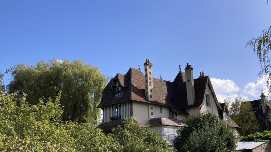 Chambres d'hôtes Il était une fois - façade - maison en colombages - maison normande - extérieur - allée - entrée - villa - Pont-l'Evêque - Normandie - Calvados 