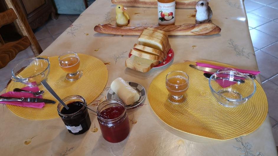Chambres d'hôtes la Ferme des Hayes - intérieur - salle à manger - table - petit déjeuner  - jus de pomme - Formentin - Normandie - Calvados 