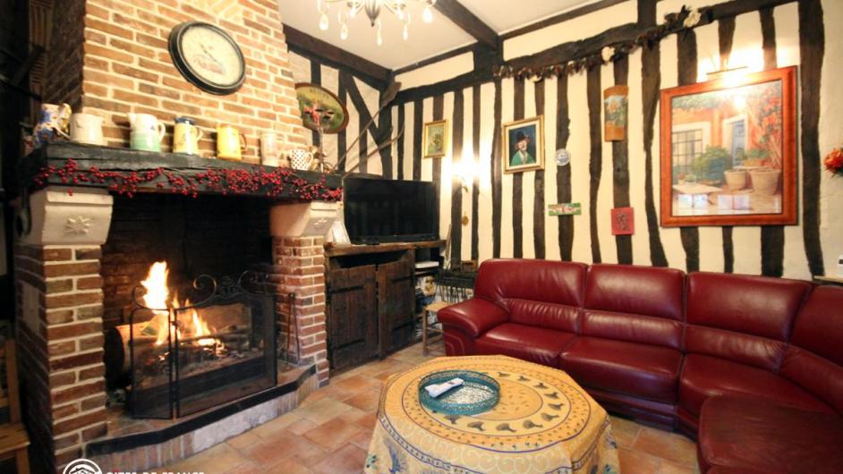 Séjour canapé cheminée La Grange de Saint-Léger Pays d'Auge Normandie