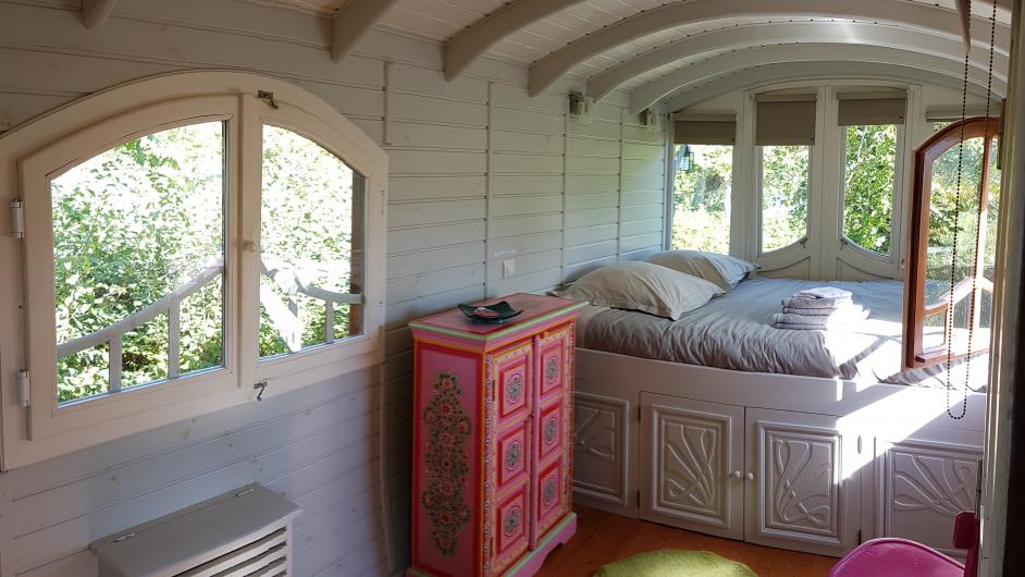 Chambres d'hôtes Il était une fois - chambre - intérieur de la roulotte - lit double - hébergement insolite - Pont-l'Evêque - Normandie - Calvados