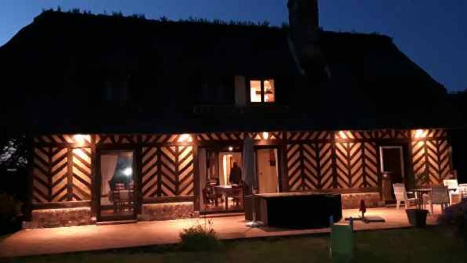 La Chaumière Domaine de la Petitière - chaumière - extérieur - maison normande - façade en colombage - terrasse - salon de jardin - Bonneville-la-Louvet - Calvados - Normandie