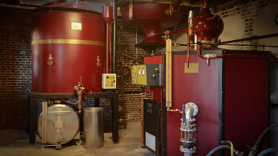 Distillerie Calvados du Domaine familial Louis Dupont - alambics - visites guidées - Victor-Pontfol - Route du Cidre - Normandie 