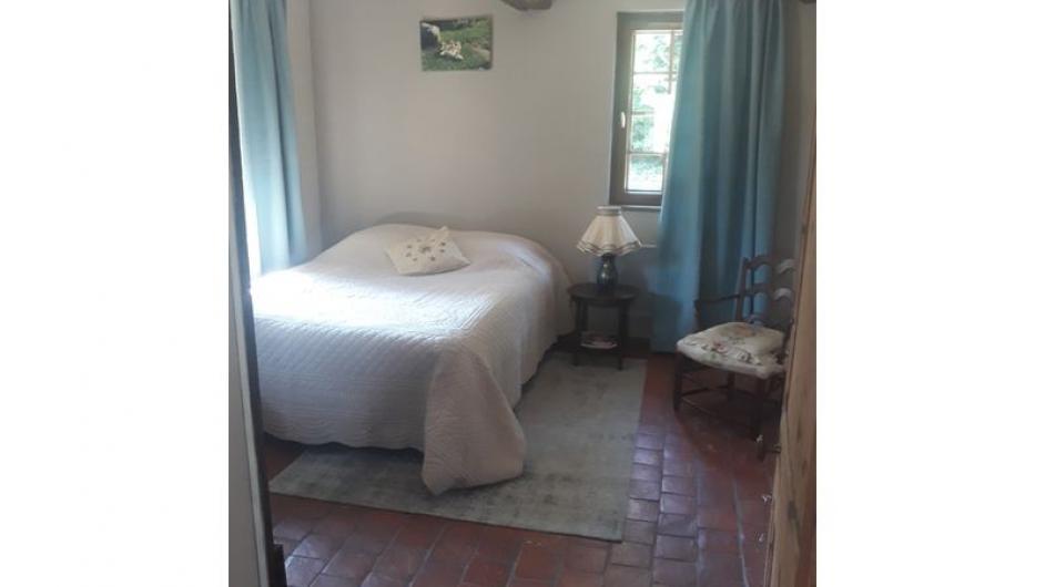 Gîte du lieu Dey - chambre 2 personnes - rez-de-chaussée - avec salle de bain - lit double - Reux - Normandie - Calvados