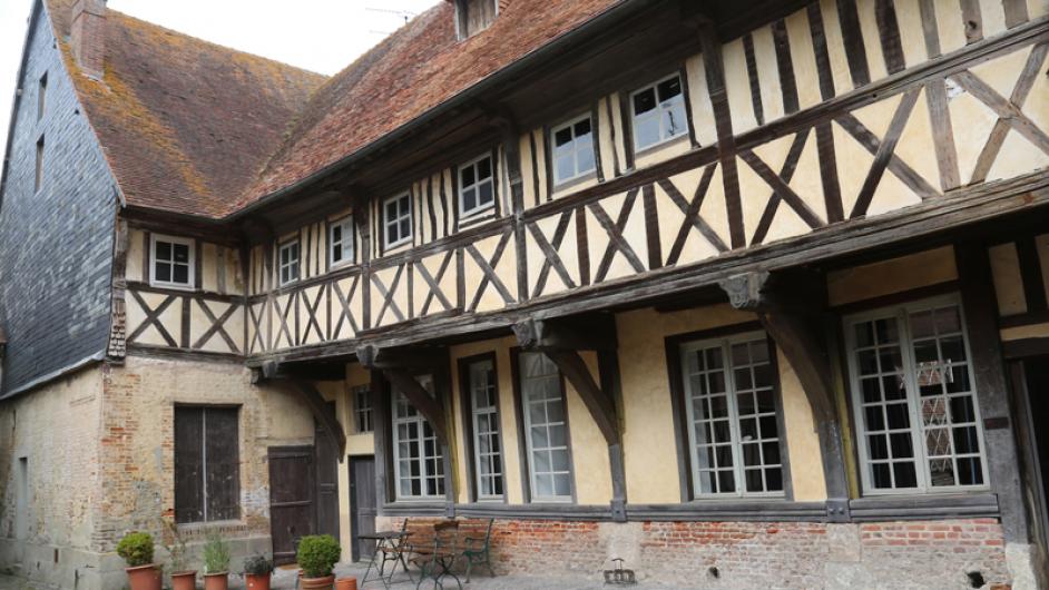 Gite du Premier exterieur cour - © MANOIR DE MARINBOSC