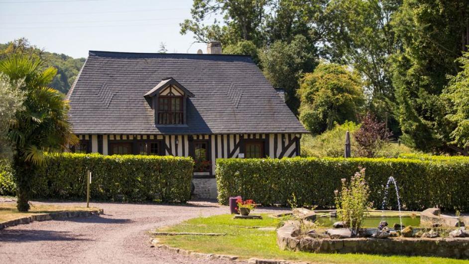 Gîte la Bouillerie Domaine de Geffosses Pont-l'Evêque maison colombages - jardin - fontaine