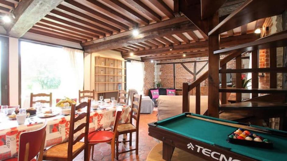 Gîte salle à manger billard séjour la Chaumière Domaine de la Petitière Bonnville la Louvet