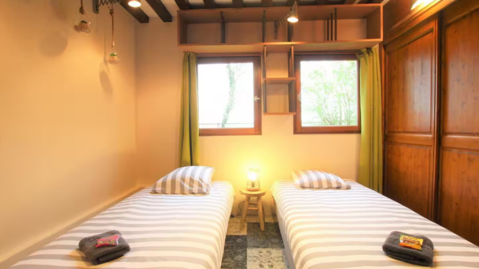 Gîte chambre deux lits simples la Chaumière Domaine de la Petitière Bonnville la Louvet