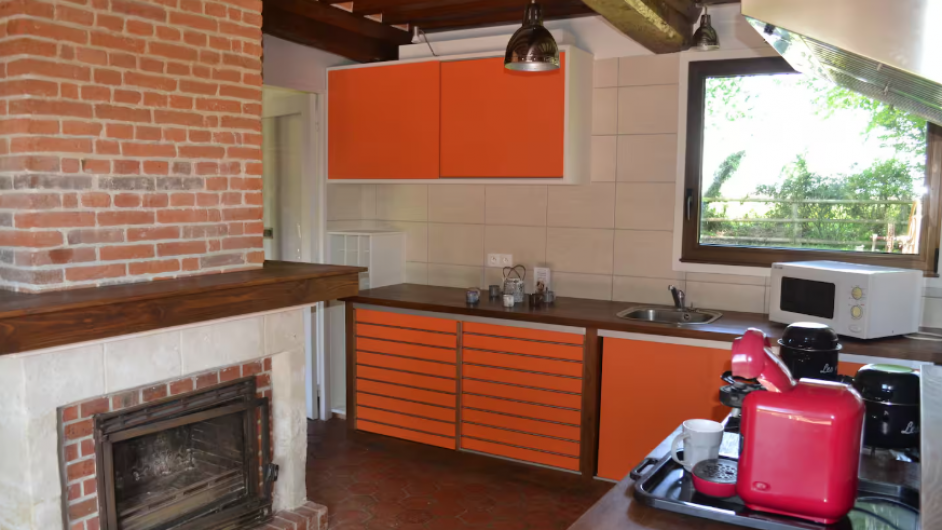 Gîte cuisine cheminée la Chaumière Domaine de la Petitière Bonnville la Louvet