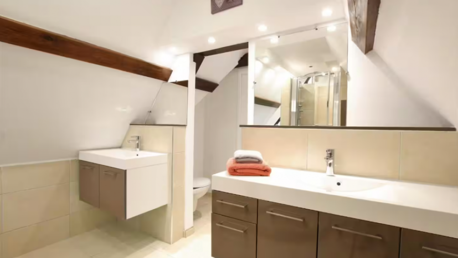 Gîte salle de bain la Chaumière Domaine de la Petitière Bonnville la Louvet