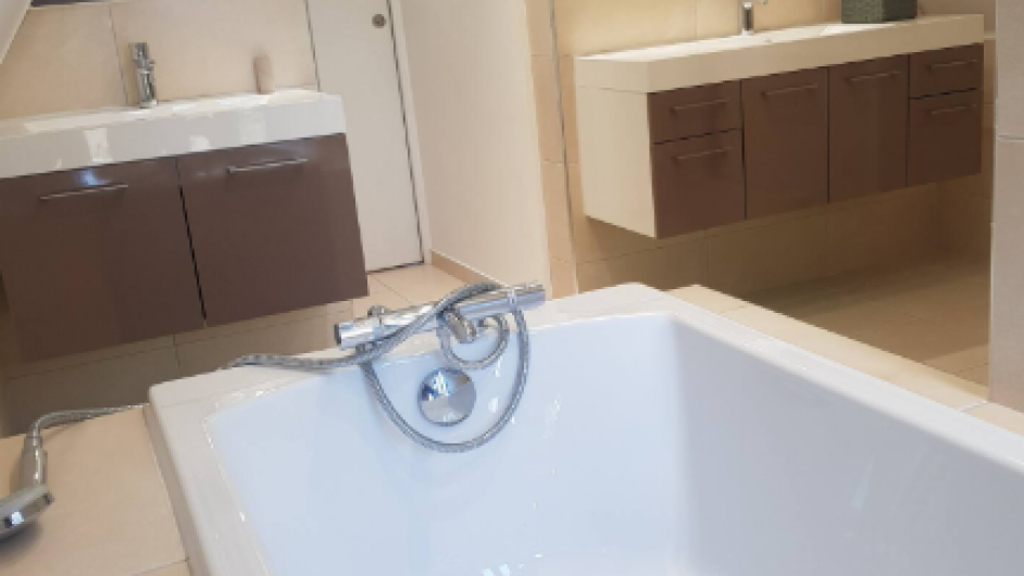 Gîte salle de bain baignoire la Chaumière Domaine de la Petitière Bonnville la Louvet