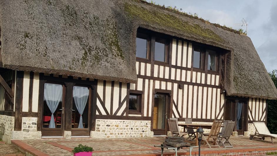 Gîte chaumière terrassse jardin salon de jardin la maison des ânes Domaine de la Petitière Bonnville la Louvet