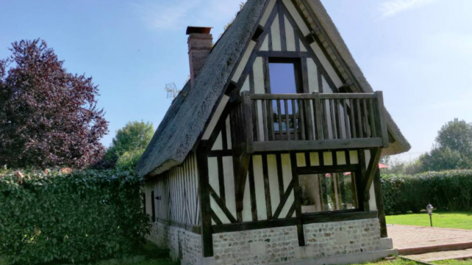 Gîte chaumière terrassse jardin balcon la maison des ânes Domaine de la Petitière Bonnville la Louvet