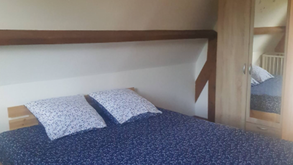 Gîte chambre lit double la maison des ânes Domaine de la Petitière Bonnville la Louvet