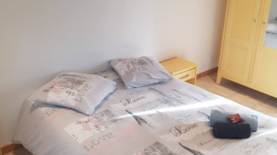 Gîte chambre lit double la maison des ânes Domaine de la Petitière Bonnville la Louvet