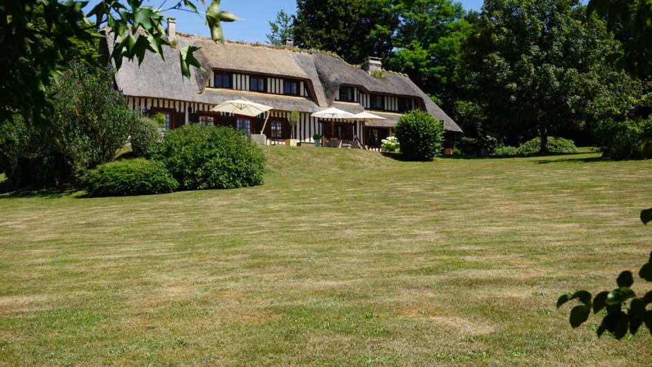 Façade chaumière jardin - chaumière - Manerbe