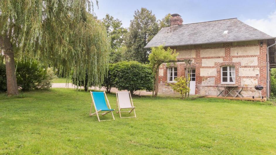 Façade briques cour jardin transats gîte La Petite Maison de Cour La Ville Le Mesnil-sur-Blangy