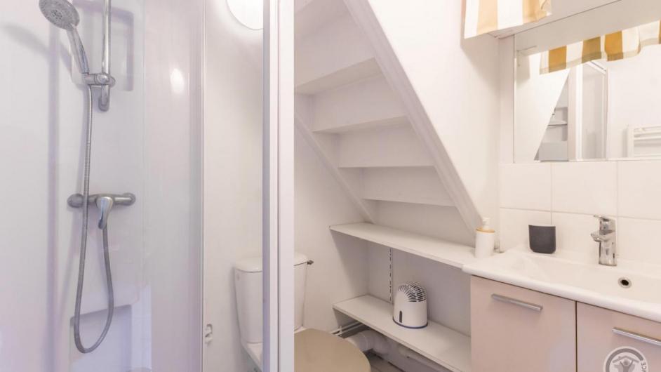 Salle de douche gîte La Petite Maison de Cour La Ville Le Mesnil-sur-Blangy