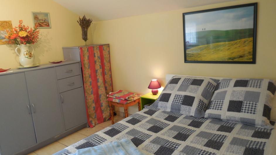 Gîte : Le bungalow - intérieur - chambre 2 personnes - lit double - Saint-Philbert-des-champs - Normandie - Calvados 