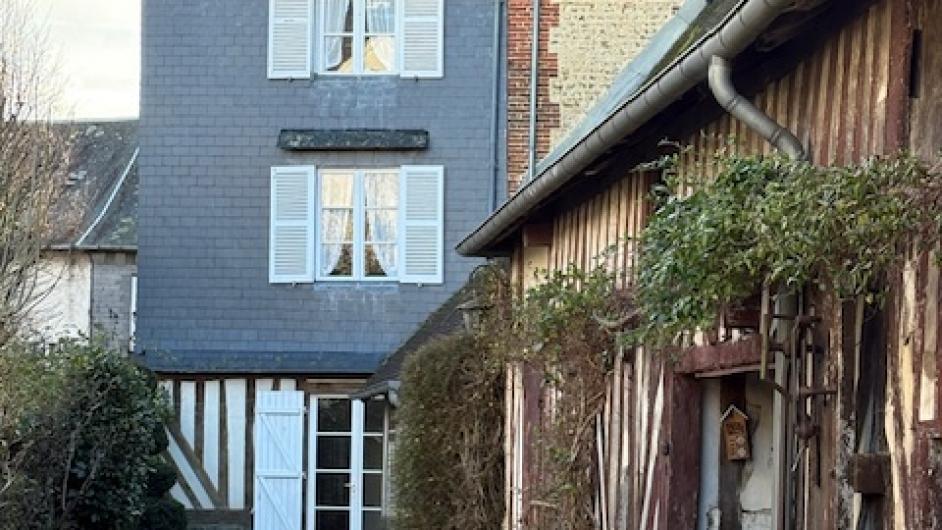 Façade, dépendance cour gîte le Jardin de Stella Pont-l'Evêque