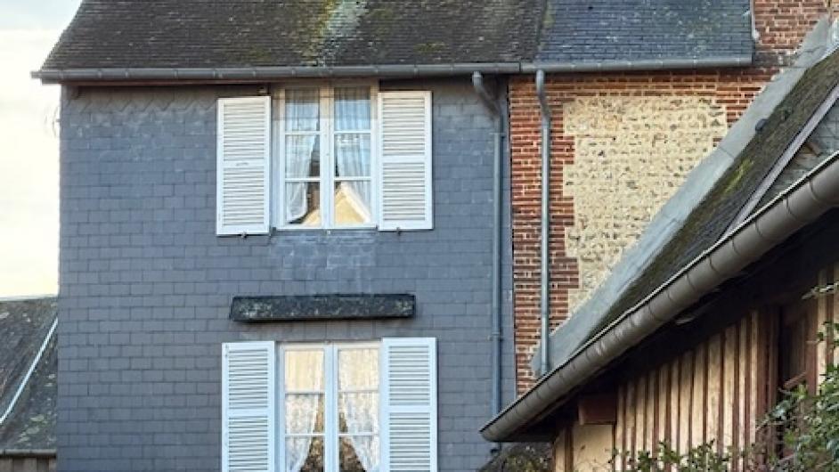 Façade, dépendance cour gîte le Jardin de Stella Pont-l'Evêque