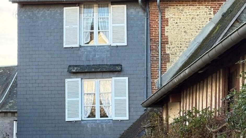 Façade, dépendance cour gîte le Jardin de Stella Pont-l'Evêque