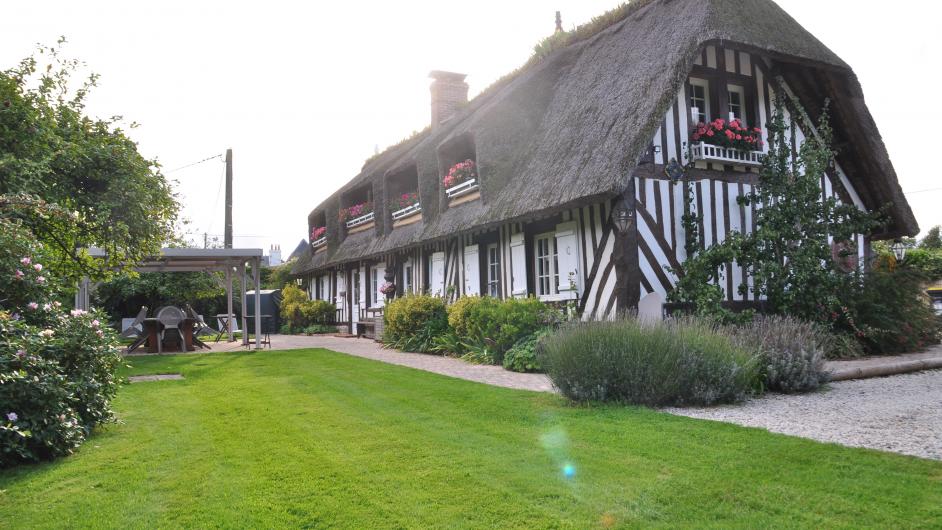 Chaumière colombages jardin pergola le Pré d'Haucourt, Saint-Pierre-Azif, Pays d'Auge