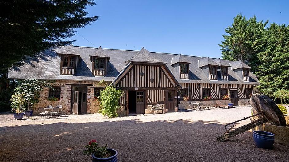 Le pressoir Domaine de Geffosses Pont-l'Evêque colombages cour 