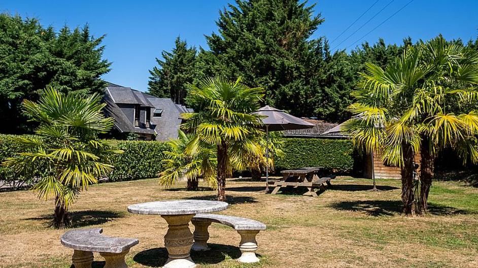 Le pressoir Domaine de Geffosses Pont-l'Evêque colombages cour jardin