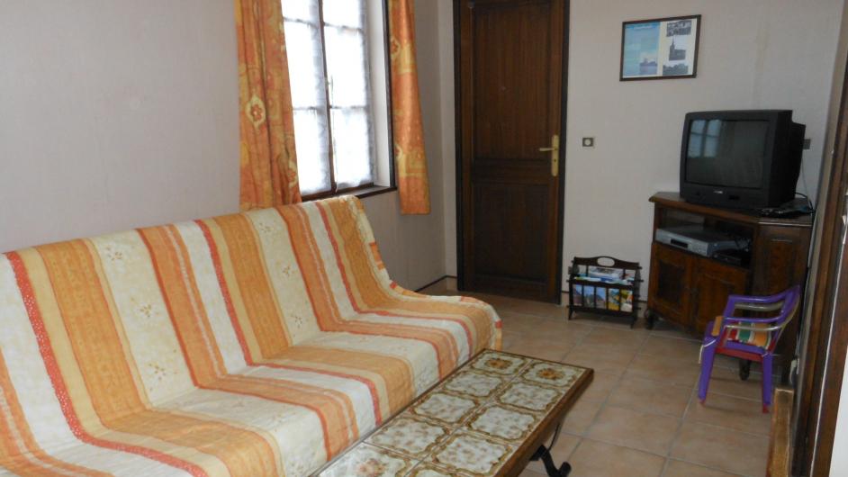 Gîte - M. Vimare - Annebault - salon - intérieur - clic-clac - tv - Normandie - Calvados