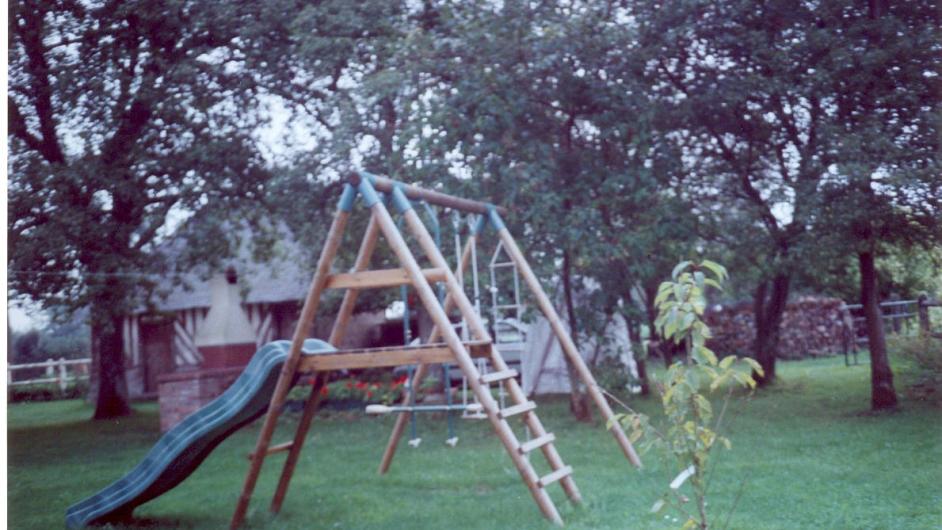Gîte - M. Vimare - Annebault - extérieur - jardin- espace jeux pour enfants - balançoire - Normandie - Calvados