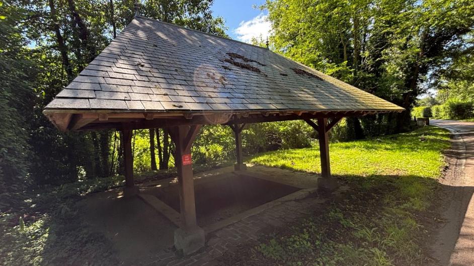 Lavoir de Glanville (route de Deauville) - Emma Oria