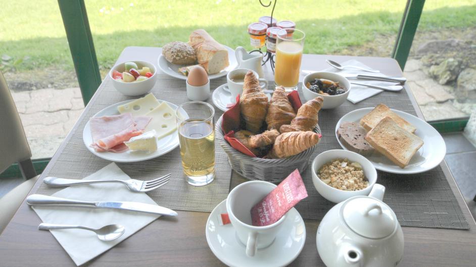 Hôtel Eden Park *** - extérieur - petit déjeuner - table - Pont-l'Evêque - Normandie - Calvados