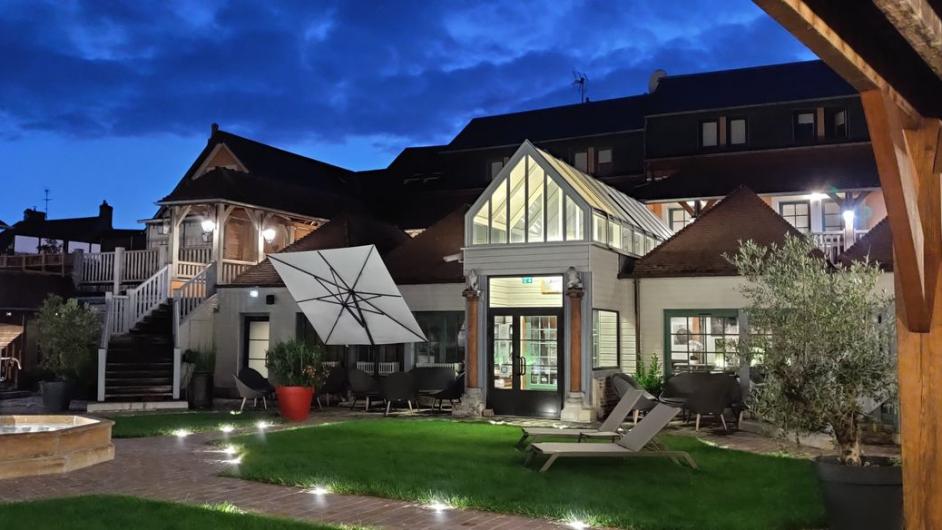 Hôtel & Spa Le Lion d'or - Pont-l'Evêque - extérieur - fontaine de nuit