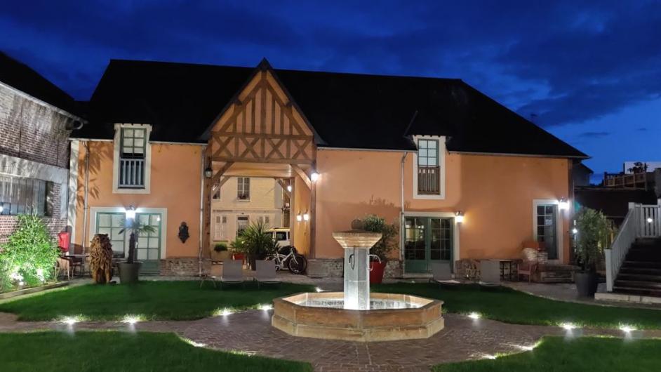 Hôtel & Spa Le Lion d'or - Pont-l'Evêque - extérieur - fontaine de nuit