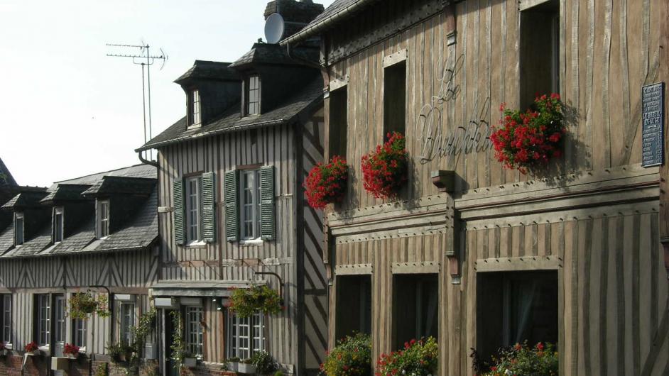 Partir à la découverte de nos villages - grande rue du Breuil-en-Auge - façade en colombage - maisons normandes - Normandie - Calvados
