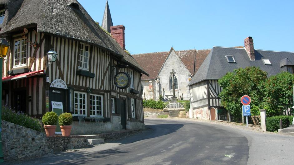 Partir à la découverte de nos villages - La chaumière et l'église de Pierrefitte-en-Auge - église - façade en colombage - maisons normandes - Normandie - Calvados 