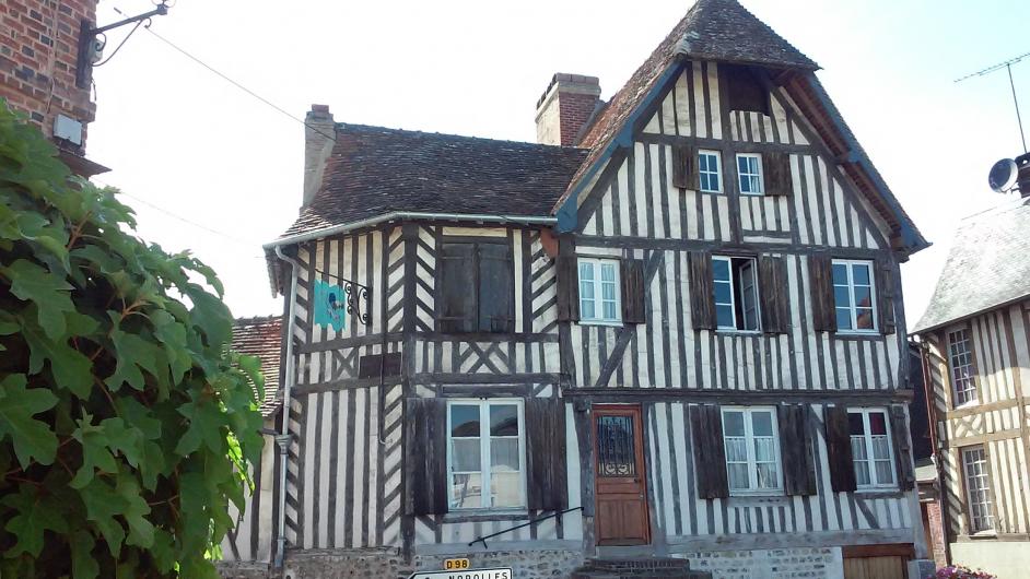 Partir à la découverte de nos villages - auberge du Coq Hardi à Blangy-le-Château - façade en colombage - maison normande - Normandie - Calvados