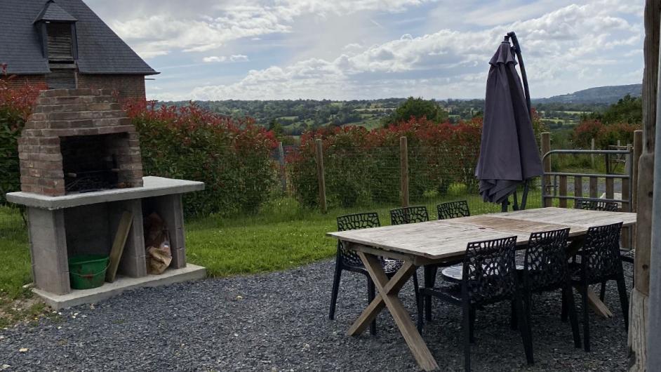 Meublé l'Ecurie barbecue salon de jardin