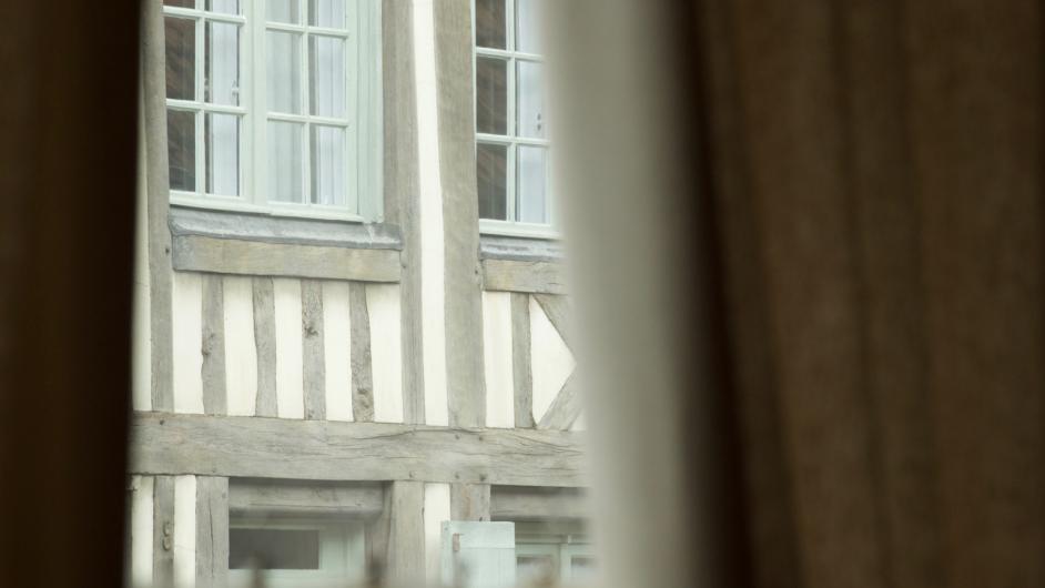 Location La Belle Aventure - vue rue de Vaucelles - Pont-l'Evêque - Pays d'Auge -  Calvados - Normandie