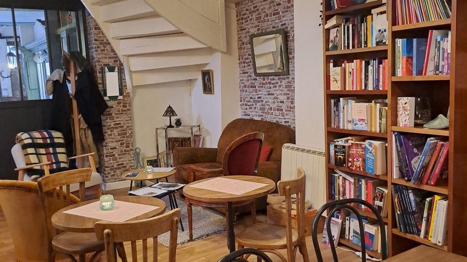 Salle intérieur salon de thé la Bouquinerie Gourmande - Pont-l'Evêque