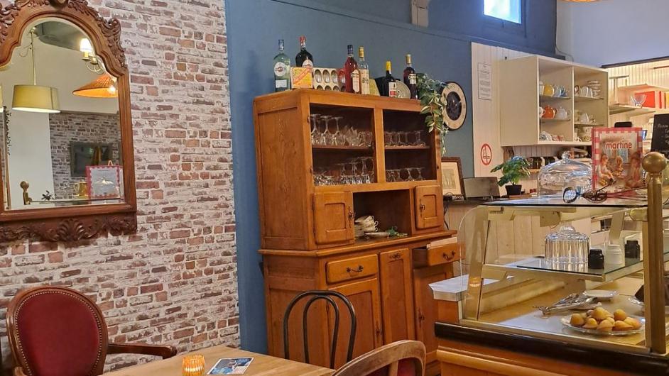 Salle intérieur salon de thé la Bouquinerie Gourmande - Pont-l'Evêque