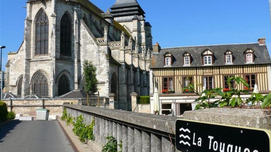 La cathédrale des herbages - façade - extérieur - pont - Touques - Pont-l'Evêque - Normandie - Calvados