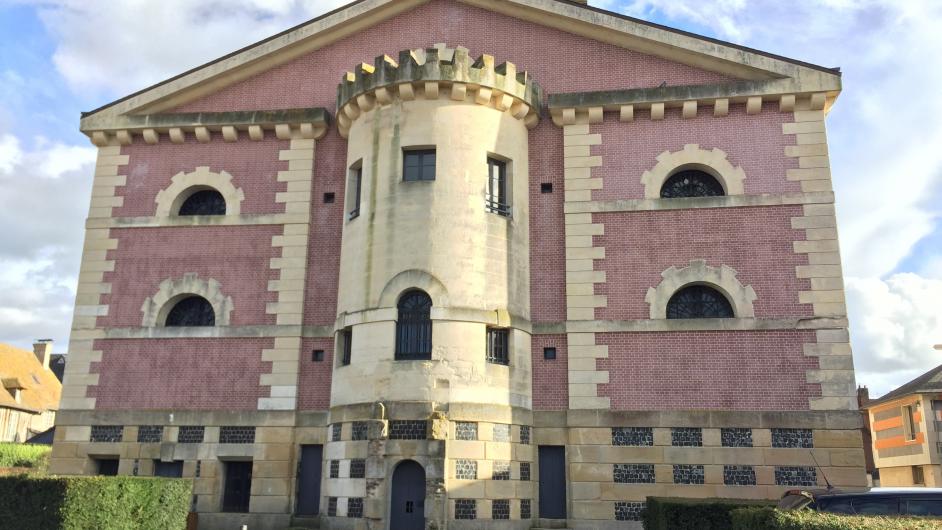 La joyeuse prison - extérieur - façade avant - Pont-l'Evêque - Normandie - Calvados 