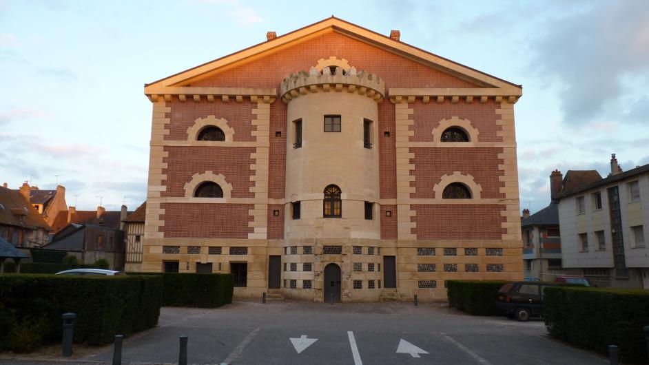La joyeuse prison - extérieur - façade avant - Pont-l'Evêque - Normandie - Calvados 