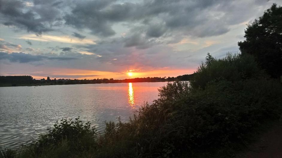 La pêche - coucher de soleil - lac de Pont-l'Evêque - Normandie - Calvados 