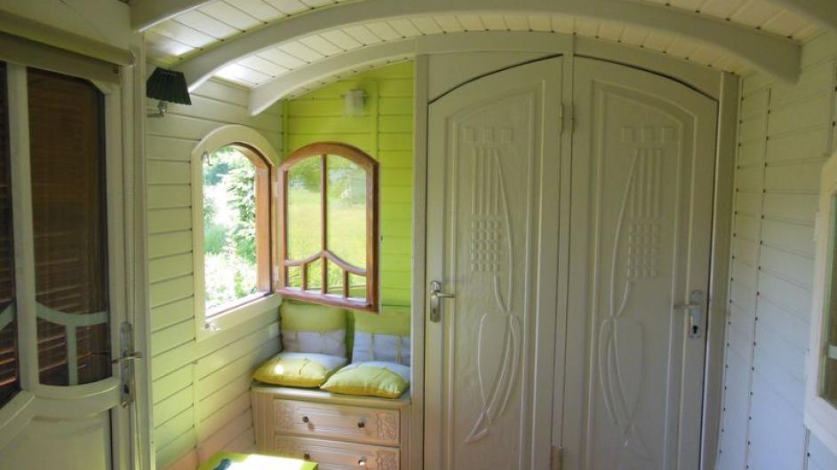 La Roulotte les Vikings - hébergement insolite - intérieur - salon - séjour - Pont-l'Evêque - Normandie - Calvados 