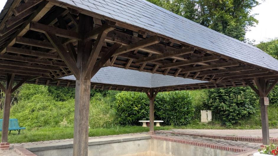 Intérieur du lavoir avec toit en impluvium - Evelyne Poulain