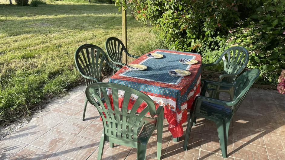 Location le Cèdre Bleu terrasse salon de jardin maison colombage Pays d'Auge Normandie